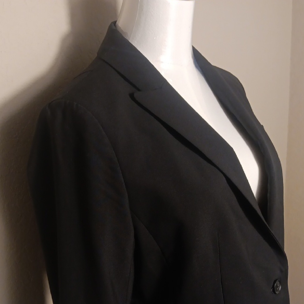 Banana Republic Classic-Fit Machine-Washable Italian Wool Blend Blazer In Black - Picture 6 of 14